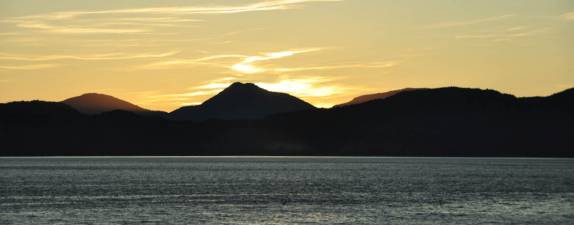 Belo pôr-do-sol na Inside Passage entre Prince Rupert e Port Hardy, na Vancouver Island, sul da British Columbia, no Canadá